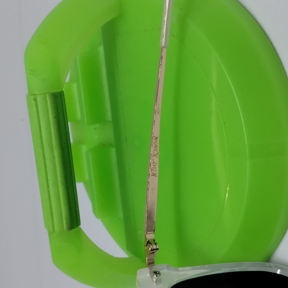 Betsey Johnson Faux Oyster Shell White Sunglasses - Picture 3 of 4